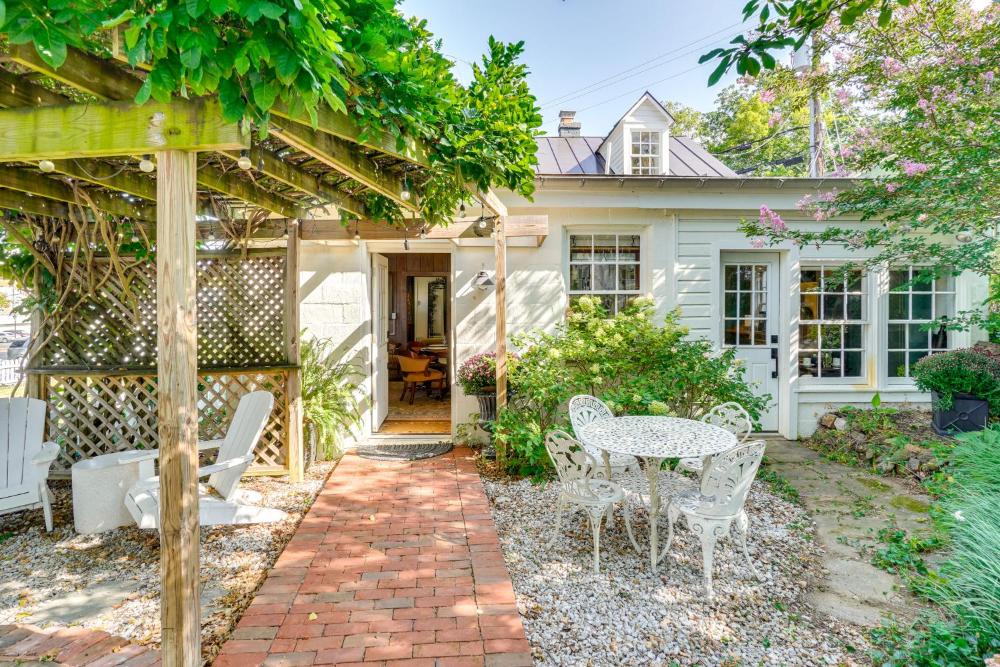 Cottage with Furnished Patio and Garden Dtwn Leesburg